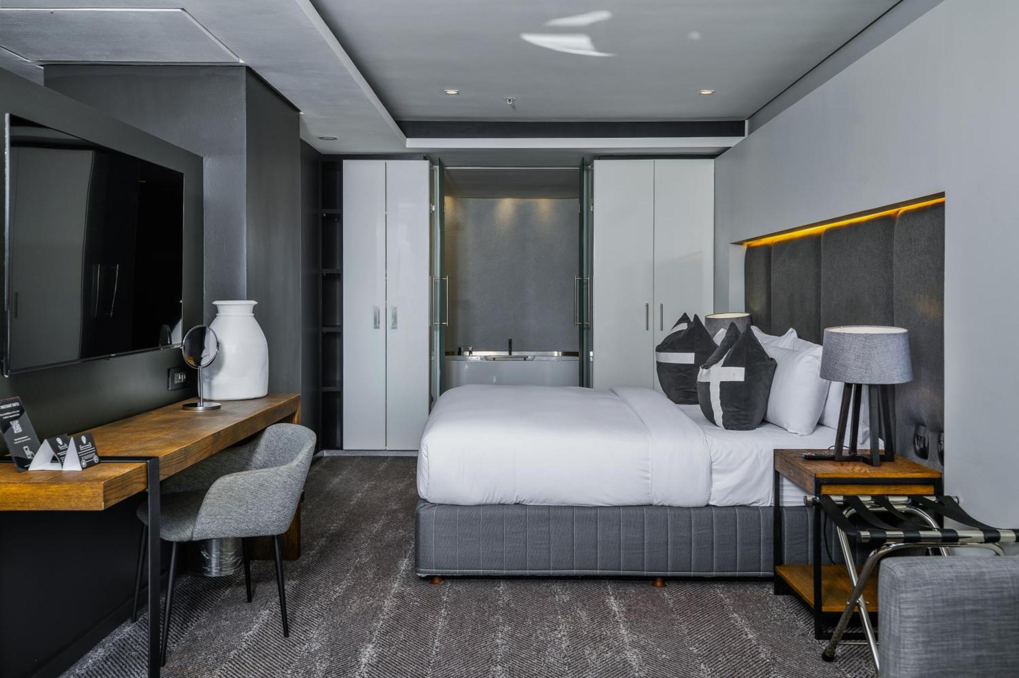 The Capital 15 On Orange & Hotel